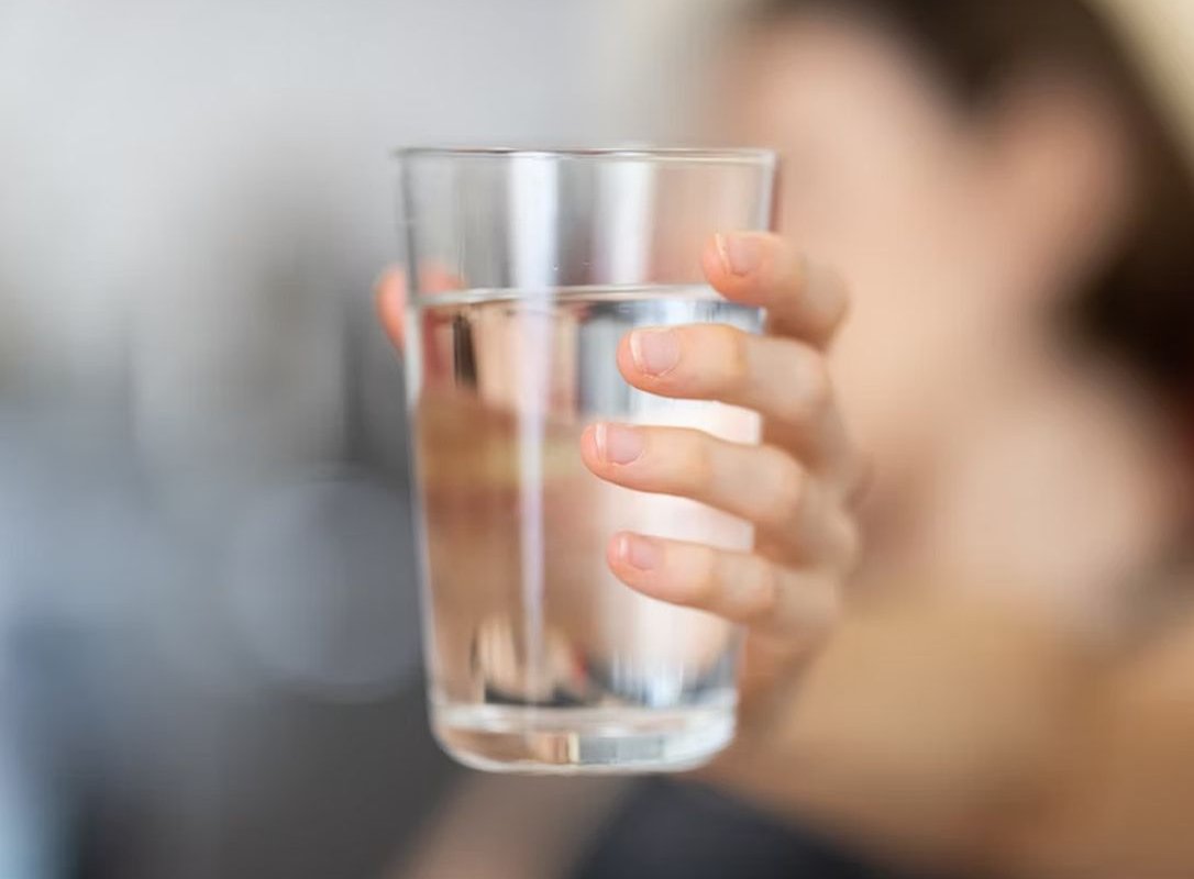 стакан воды в руке