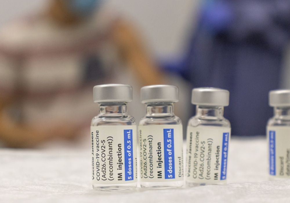 Четырежды привитый глава Pfizer второй раз за месяц заразился коронавирусом